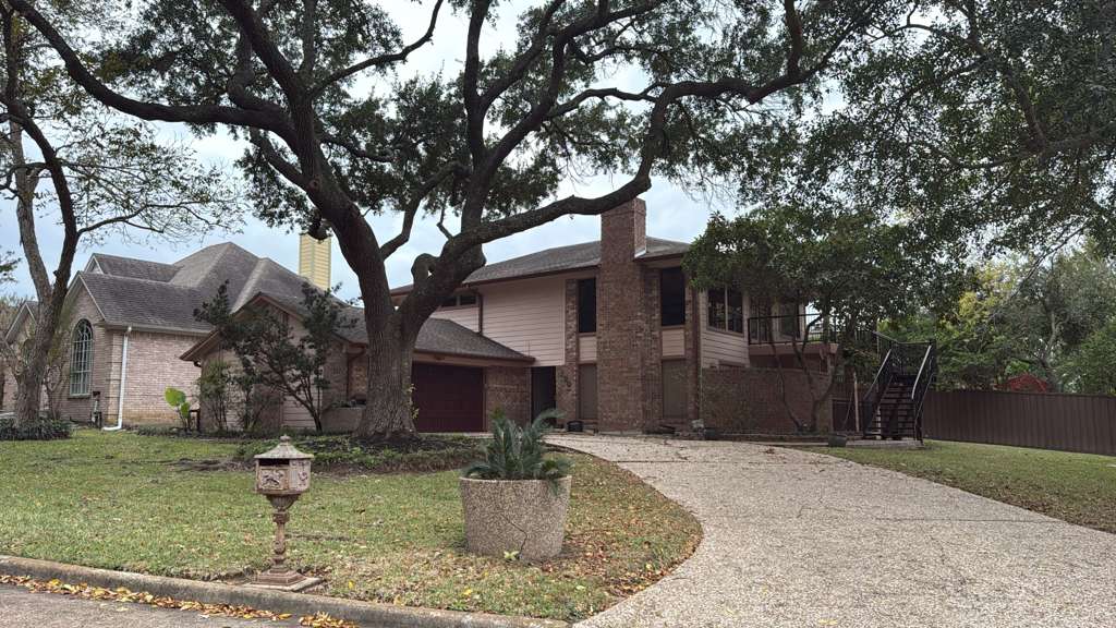 Before: 190 Dawns Edge Drive, Montgomery, TX prior to renovation